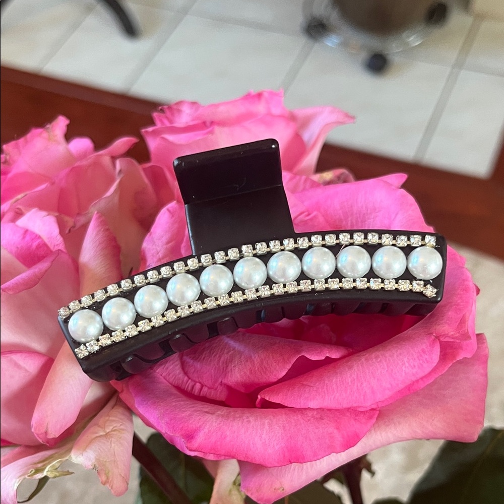 Elegant Black Hair Clip with Pearls